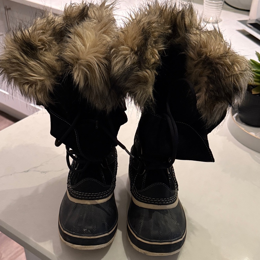 Sorel Black and Tan Fur-Trimmed Winter Boots